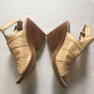 B. Makowsky Cream Ankle Strap Sandals Size 6.5